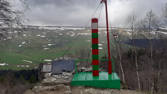 Плато Лаго-Наки Памятник защитникам Азишского перевала