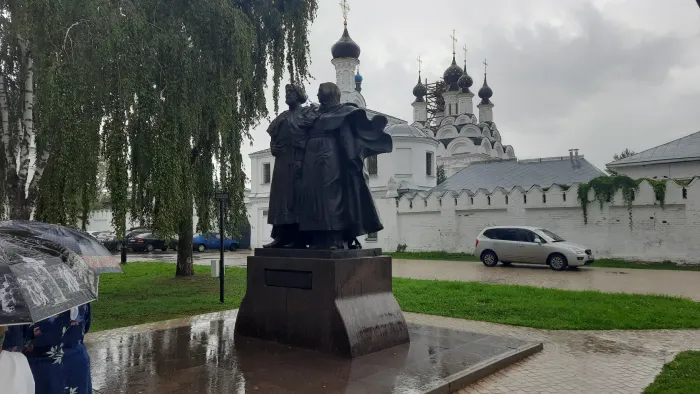 Памятник Петру и февронии в Муроме