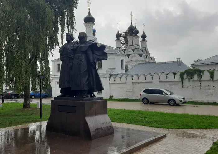 Памятник Петру и Февронии в Муроме