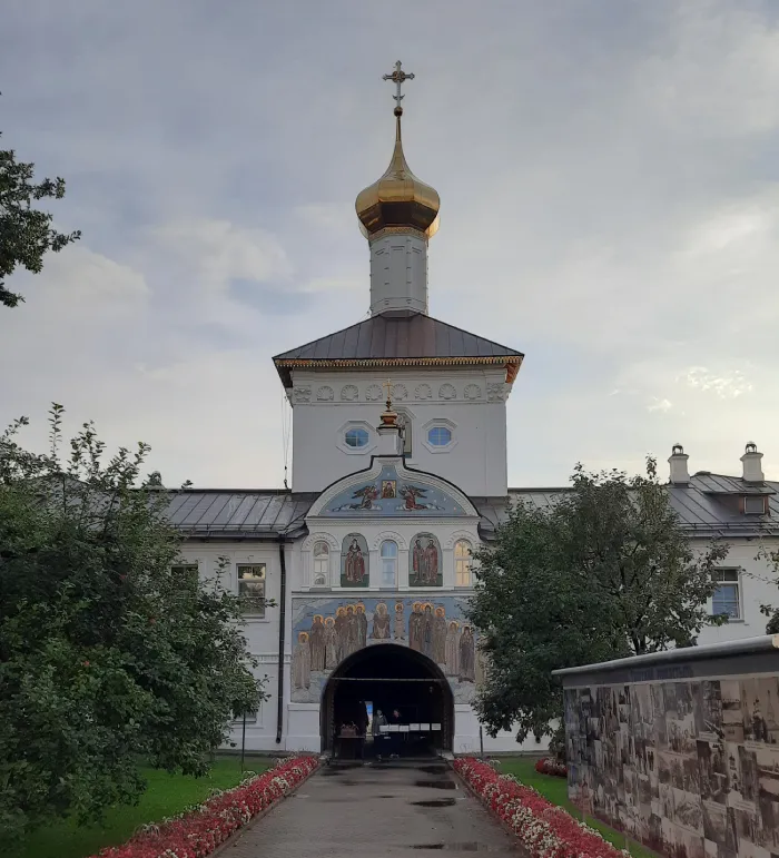 Свято-Введенский Толгский женский монастырь Никольская церковь со святыми воротами