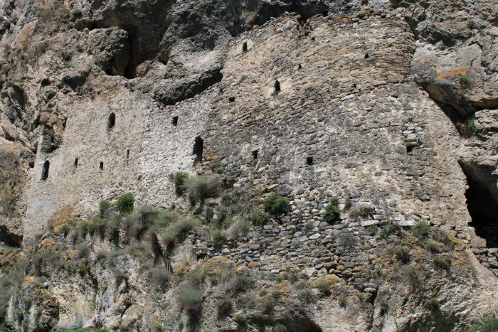 Куртатинское ущелье в Северной Осетии Наскальная крепость