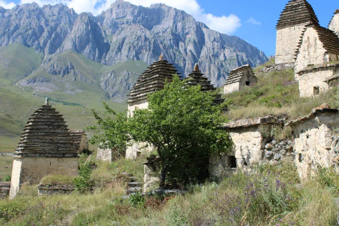 Город мёртвых в Северной Осетии Погребальные склепы