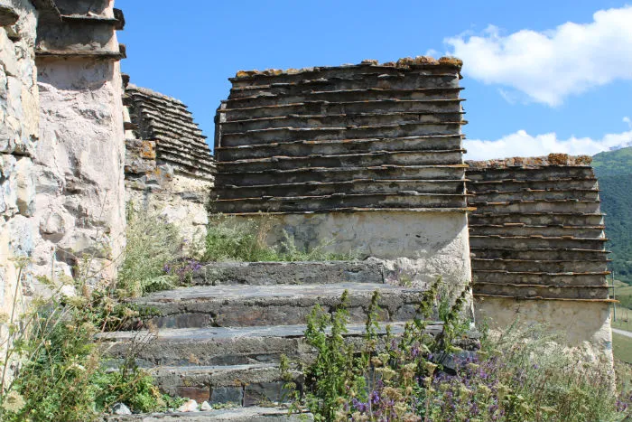 Город мёртвых в Северной Осетии Погребальные склепы