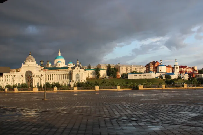Кремлёвская набережная в Казани 