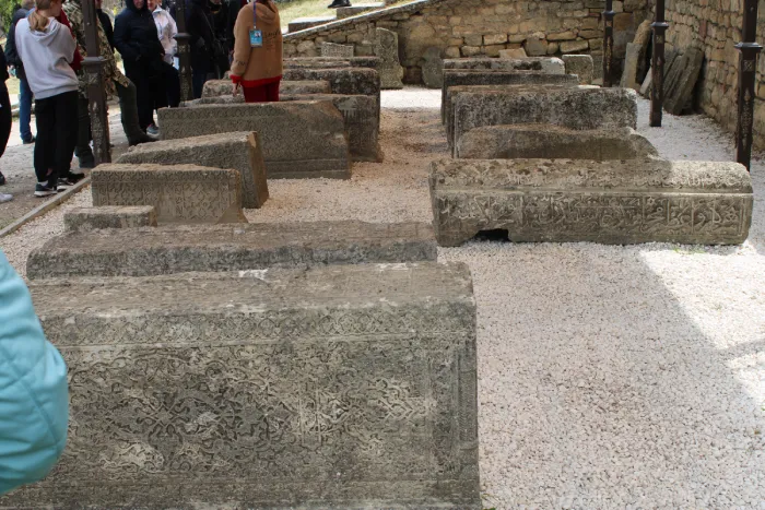 Крепость Нарын-Кала Каменные саркофаги