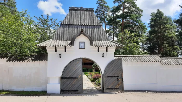 Храм Новомучеников Российских Входные ворота