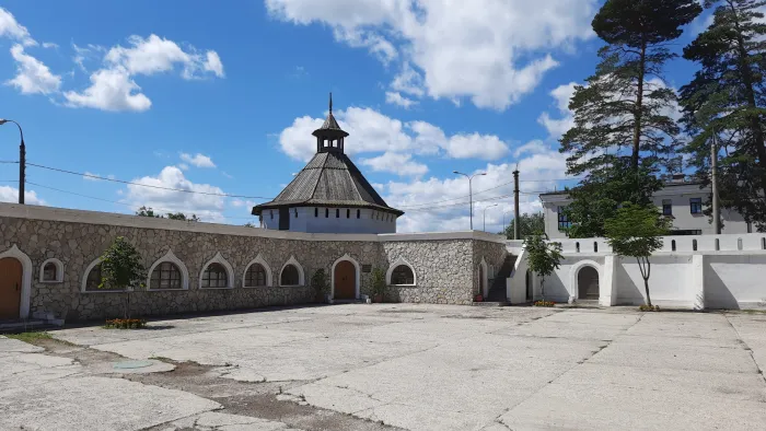 Храм Новомучеников Российских Хозяйственный двор