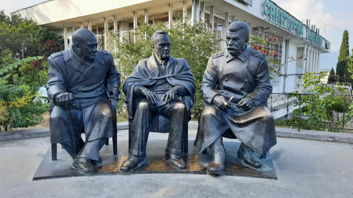 Скульптура Сталин, Рузвельт, Черчилль