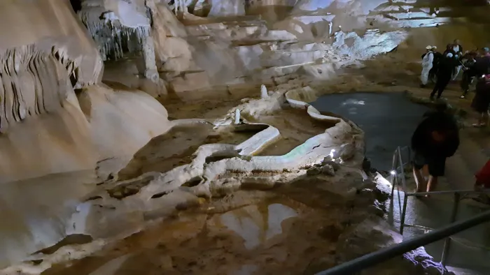 Мраморная пещера Жемчужные озёра