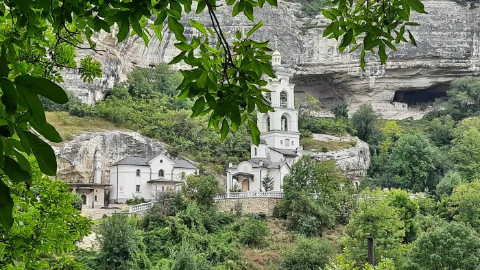 Успенский пещерный монастырь Церковь Георгия Победоносца с колокольней