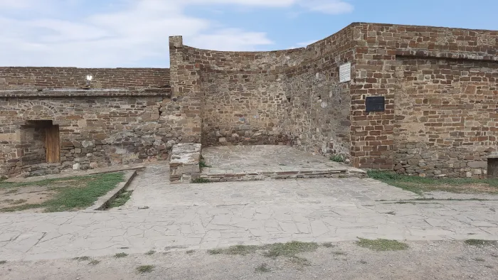 Судакская крепость Полукруглая башня-бастея