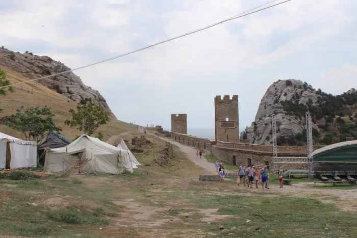 Стены и башни Судакской крепости