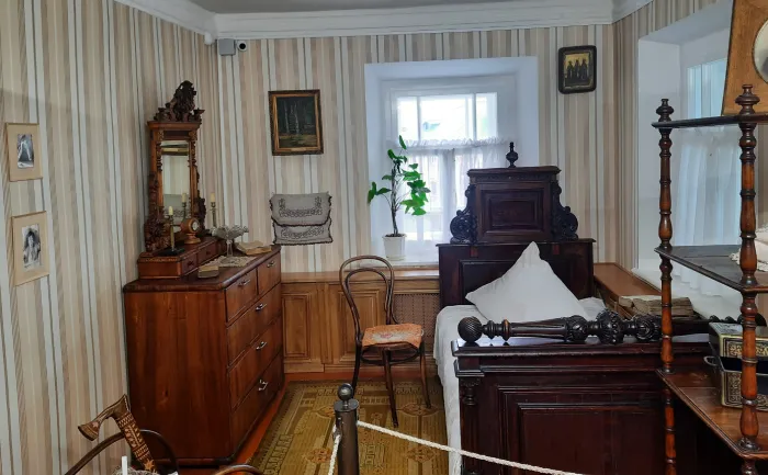 Музей Шишкина в Елабуге Спальная комная и мастерская художника
