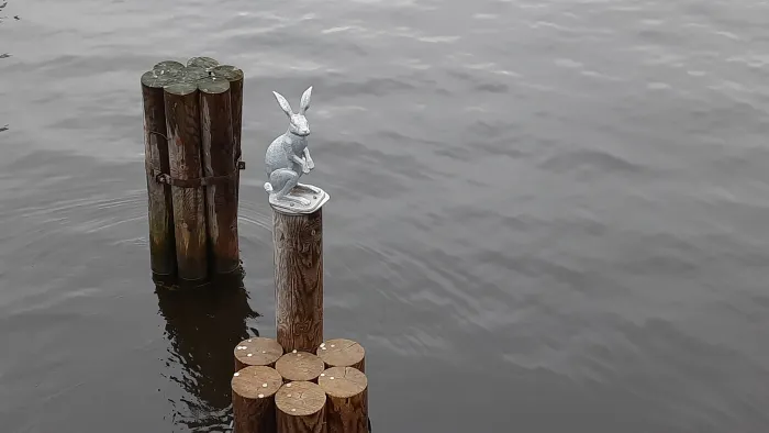 Скульптура зайца