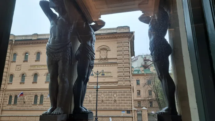 Статуи атлантов у входа в Новый Эрмитаж