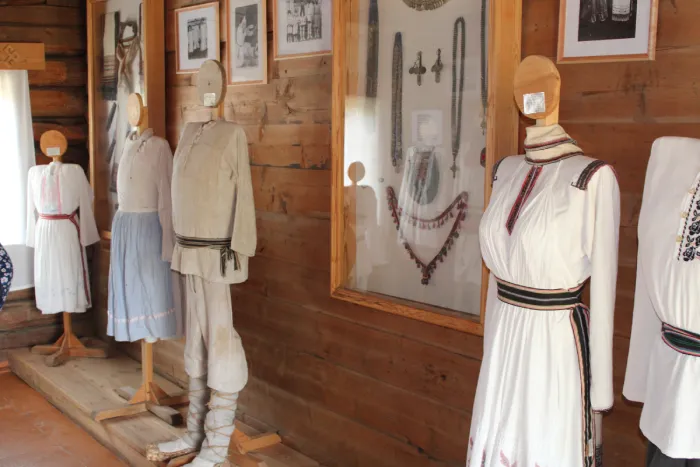 Выставка экспонатов домашнего ткачества, одежды и плетёных изделий