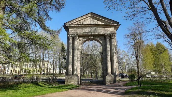 Дворцовый парк в Гатчине Адмиралтейские ворота