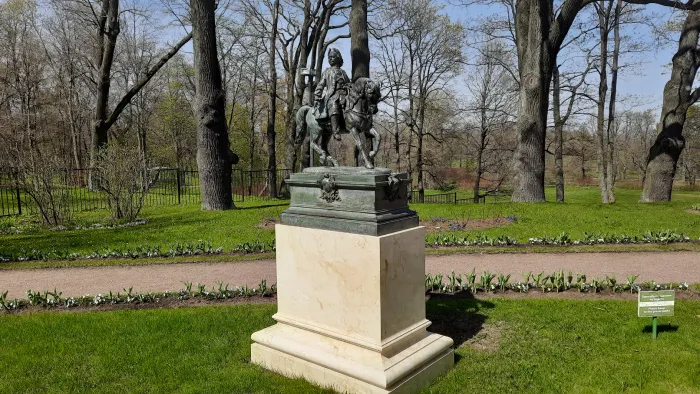 Парк Александрия в Петергофе Памятник Перту I