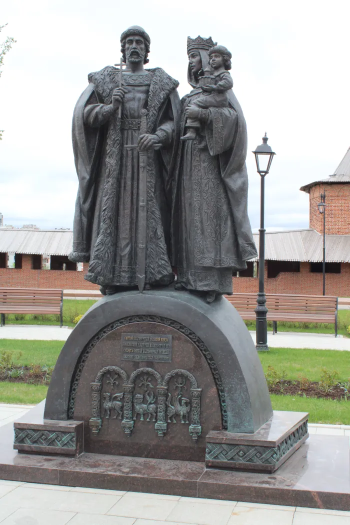 Памятник князю московскому Дмитрию Иоановичу и его супруге княгине Евфросинии