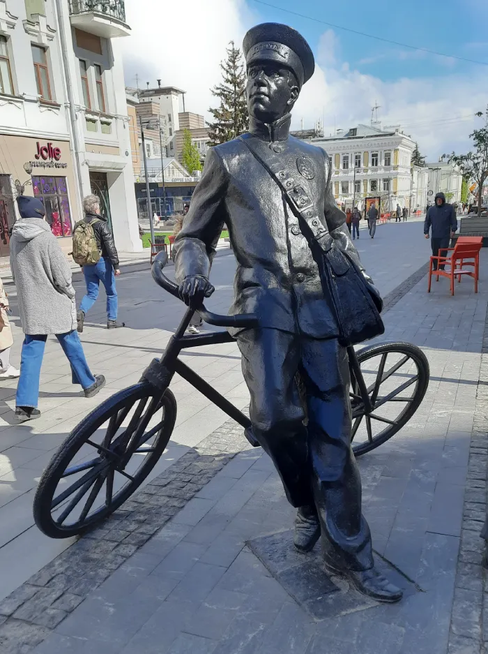Достопримечательности Нижнего Новгорода Почтальон с велосипедом