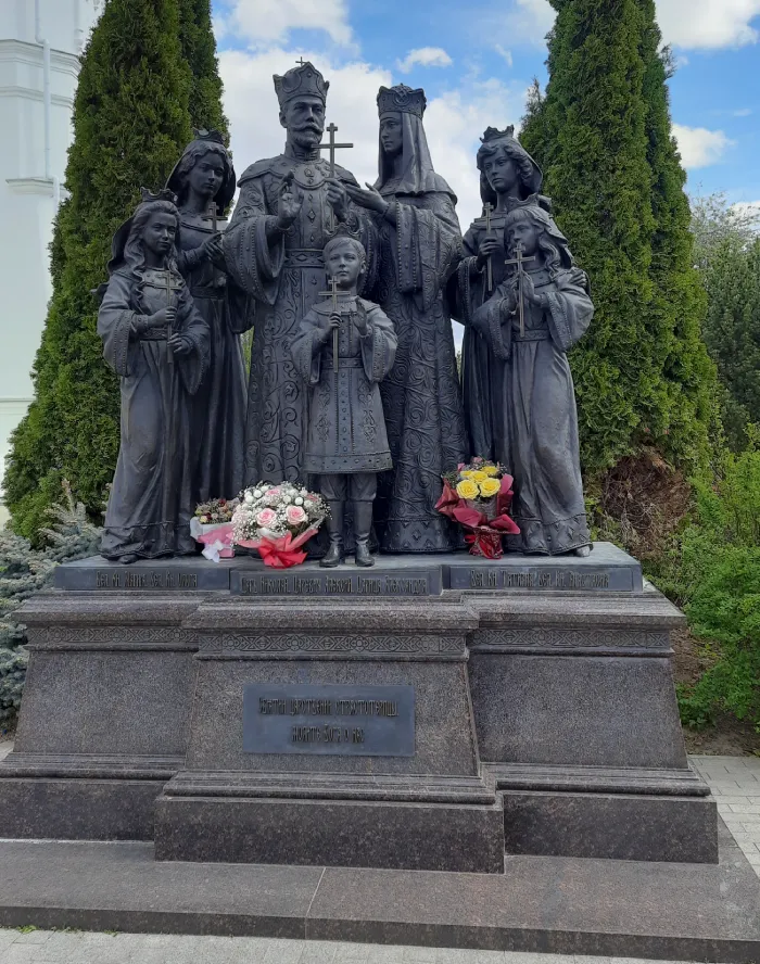 Серафимо-Дивеевский женский монастырь Памятник семье последнего российского императора Николая II